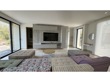 SE VENDE CASA DE LUJO EN EL SECTOR DE LAGOS DEL CAUJARAL