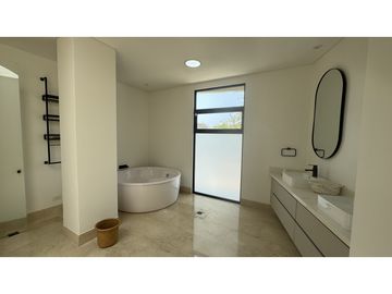 SE VENDE CASA DE LUJO EN EL SECTOR DE LAGOS DEL CAUJARAL