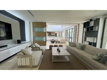 SE VENDE CASA DE LUJO EN EL SECTOR DE LAGOS DEL CAUJARAL