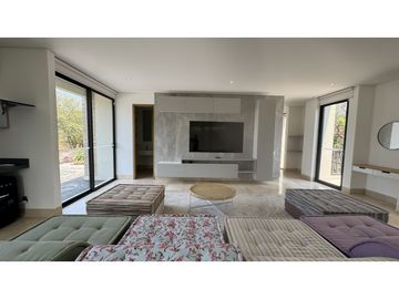 SE VENDE CASA DE LUJO EN EL SECTOR DE LAGOS DEL CAUJARAL
