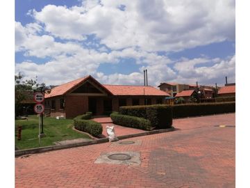 CHIA, Conj Cerrado 300 mtr Const 500 lote 3 niv 5 hab 5 baños 5 parq