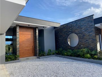 Casa para estrenar en venta en Envigado sector Alto de las Palmas