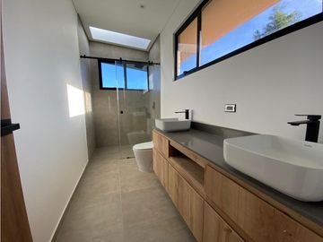 Casa para estrenar en venta en Envigado sector Alto de las Palmas