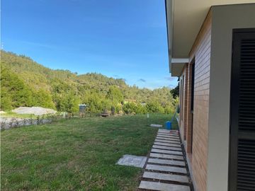 Casa para estrenar en venta en Envigado sector Alto de las Palmas