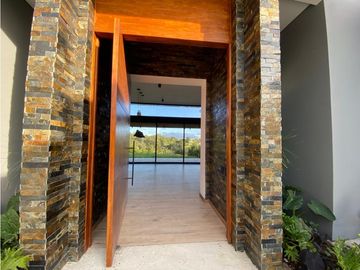 Casa para estrenar en venta en Envigado sector Alto de las Palmas