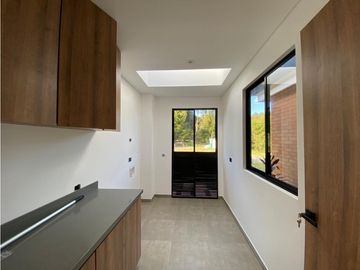 Casa para estrenar en venta en Envigado sector Alto de las Palmas