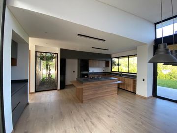 Casa para estrenar en venta en Envigado sector Alto de las Palmas
