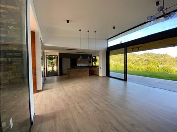 Casa para estrenar en venta en Envigado sector Alto de las Palmas