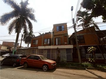SE VENDE PROPIEDAD ESQUINERA CON LOCAL, APARTAESTUDIOS Y APARTAMENTO