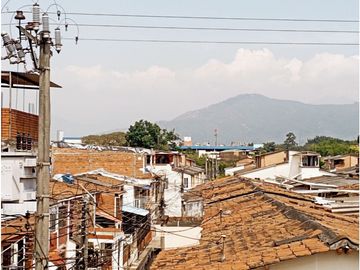 SE VENDE PROPIEDAD ESQUINERA CON LOCAL, APARTAESTUDIOS Y APARTAMENTO