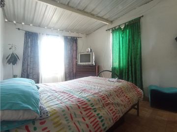 SE VENDE PROPIEDAD ESQUINERA CON LOCAL, APARTAESTUDIOS Y APARTAMENTO