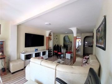SE VENDE HERMOSA CASA DE 4 PISOS EN EL BARRIO VILLA DEL PRADO