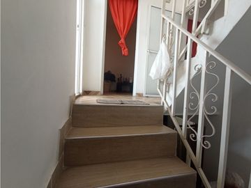 SE VENDE CASA DE 4 PISOS EN EL C.R ABEDULES