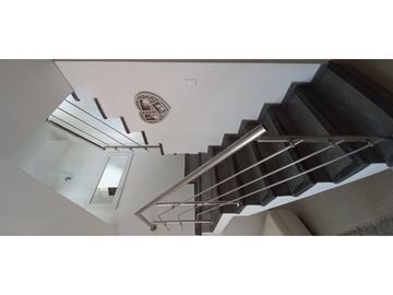 Vendo casa amoblada, de tres niveles, Barrio Jardin