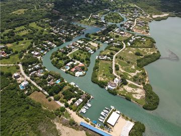 Lote EN VENTA sobre canal condominio Marina de Baru en Cartagena