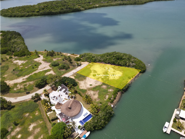 Lote EN VENTA sobre canal condominio Marina de Baru en Cartagena