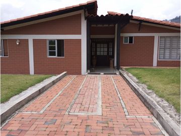 VENDO CASA  CAMPESTRE  CERCA A LA CIUDAD