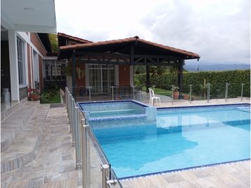 VENDO CASA  CAMPESTRE  CERCA A LA CIUDAD