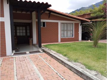 VENDO CASA  CAMPESTRE  CERCA A LA CIUDAD