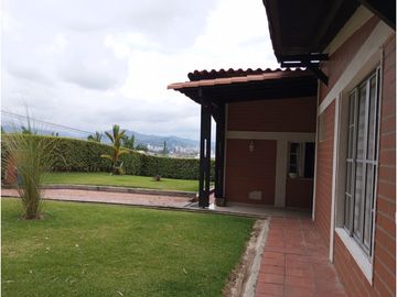 VENDO CASA  CAMPESTRE  CERCA A LA CIUDAD