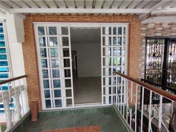 Se vende casa de dos pisos más terraza Brisas de los lamos Norte Cali