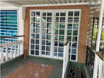 Se vende casa de dos pisos más terraza Brisas de los lamos Norte Cali