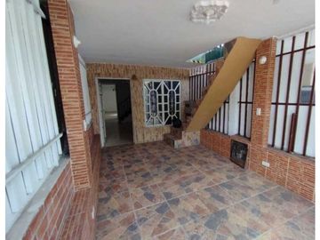 Se vende casa de dos pisos más terraza Brisas de los lamos Norte Cali