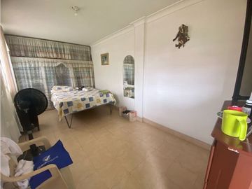Se vende - permuta casa amplia de una planta Barrio Obrero Palmira