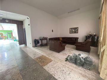 Se vende - permuta casa amplia de una planta Barrio Obrero Palmira