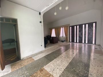 Se vende - permuta casa amplia de una planta Barrio Obrero Palmira
