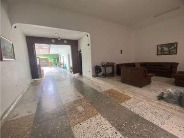 Se vende - permuta casa amplia de una planta Barrio Obrero Palmira