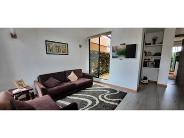 Bella casa con habitación principal en primer piso