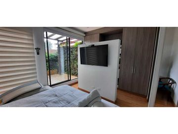 Bella casa con habitación principal en primer piso