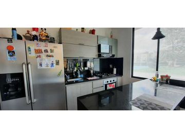 Bella casa con habitación principal en primer piso