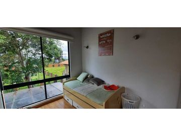 Bella casa con habitación principal en primer piso