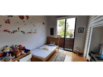 Bella casa con habitación principal en primer piso