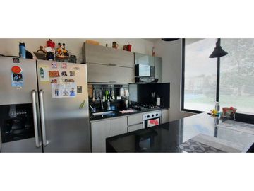 Bella casa con habitación principal en primer piso