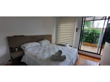 Bella casa con habitación principal en primer piso