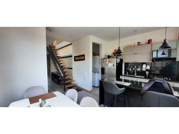 Bella casa con habitación principal en primer piso