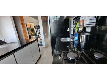 Bella casa con habitación principal en primer piso