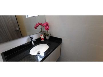 Bella casa con habitación principal en primer piso
