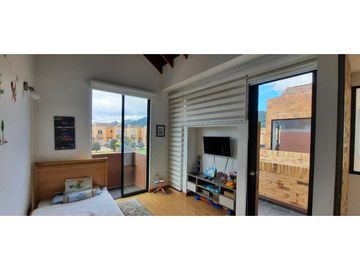 Bella casa con habitación principal en primer piso