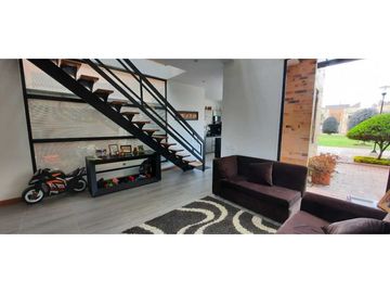 Bella casa con habitación principal en primer piso