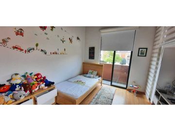 Bella casa con habitación principal en primer piso