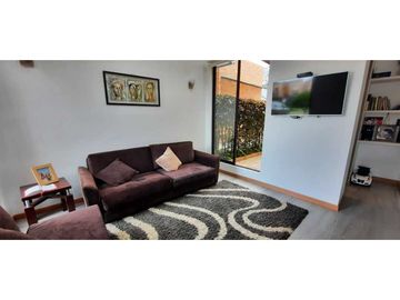Bella casa con habitación principal en primer piso