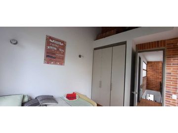 Bella casa con habitación principal en primer piso