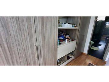 Bella casa con habitación principal en primer piso