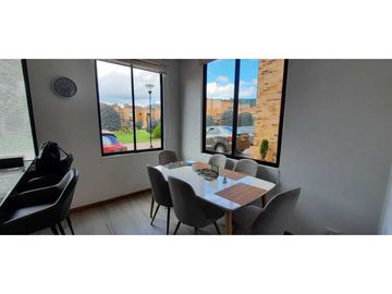 Bella casa con habitación principal en primer piso
