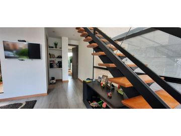 Bella casa con habitación principal en primer piso