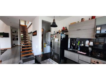 Bella casa con habitación principal en primer piso